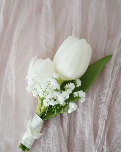 Buttonholes & pin-on corsages, example 1 of 3