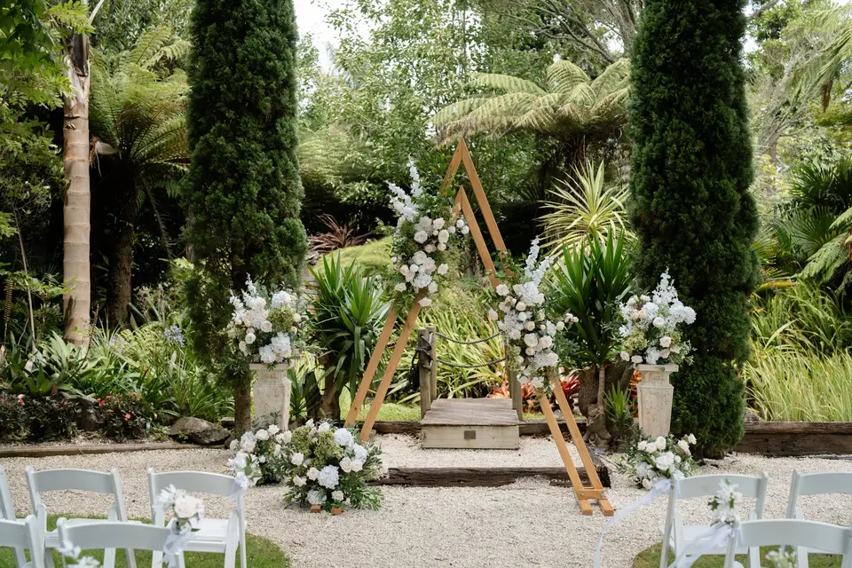 Triangle wedding arbour with white roses and hydrangeas in the Markovina garden